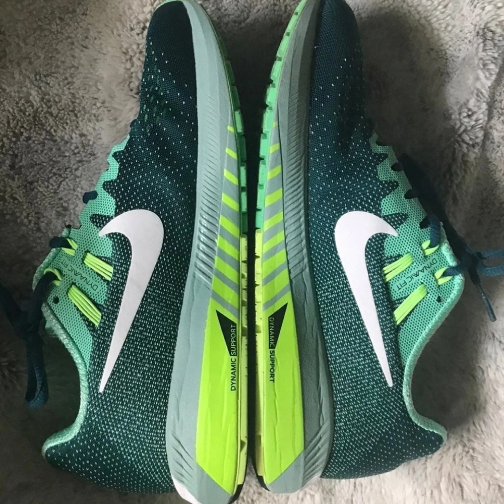 GREEN NIKE ZOOM RUNNING SHOES